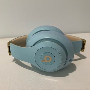 Beats Studio 3 Wireless headphones Skyline collection in crystal blue